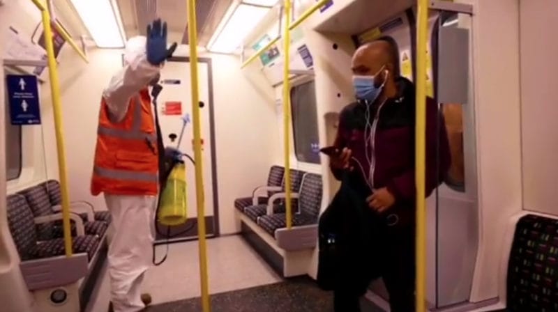 Banksy parle avec londonien metro londre tag 