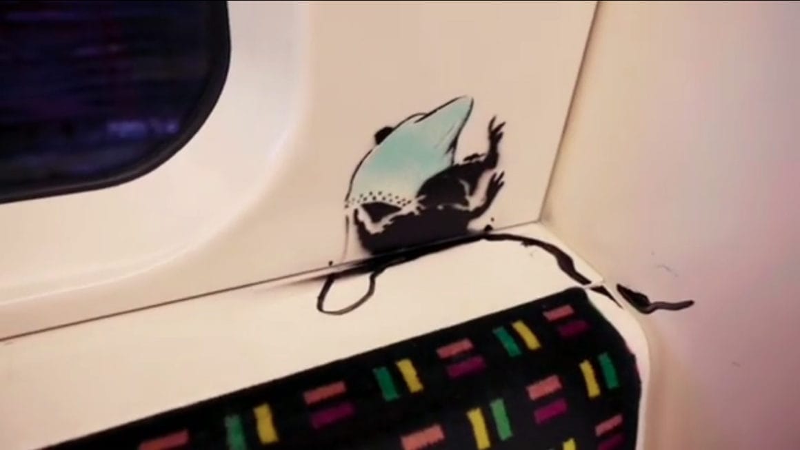 Rat joue avec masque métro banksy londres 