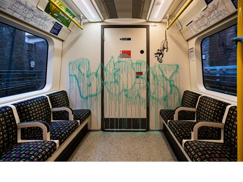 Banksy rat signature métro londre port masque 