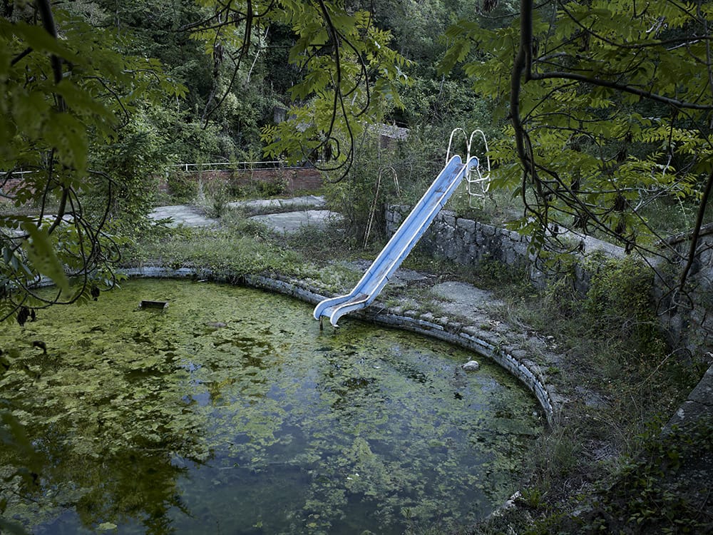 Forgotten Playgrounds Guillem Vidal toboggan bleu piscine 