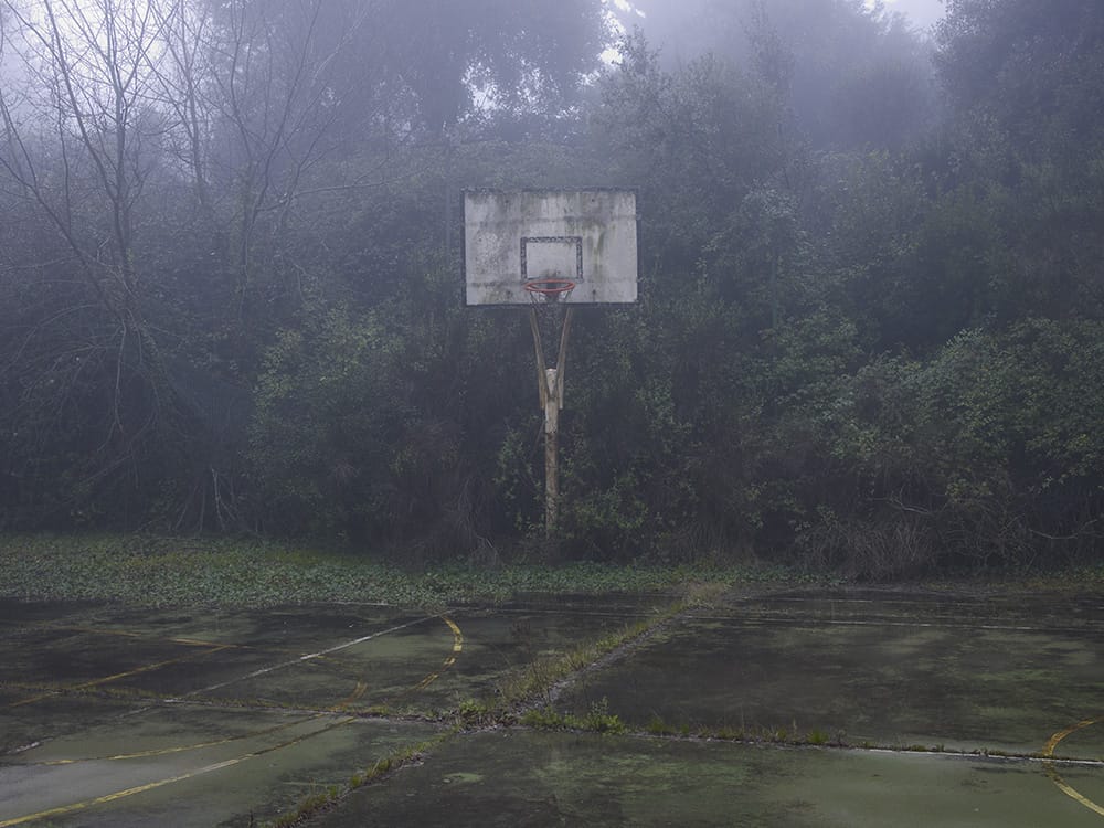 Guillem Vidal lieu abandonné terrain basket brume 