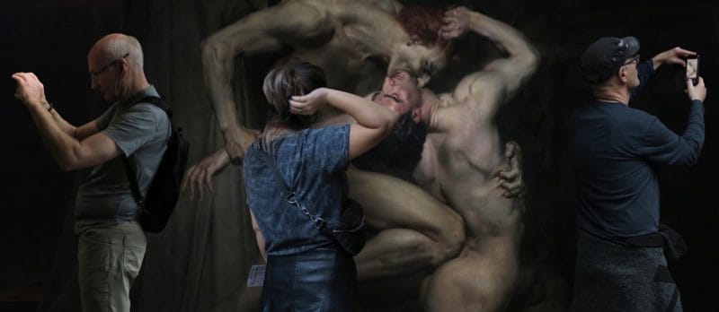 Museal Michel Gantner femme pose devant ange déchu main sur cheveux 