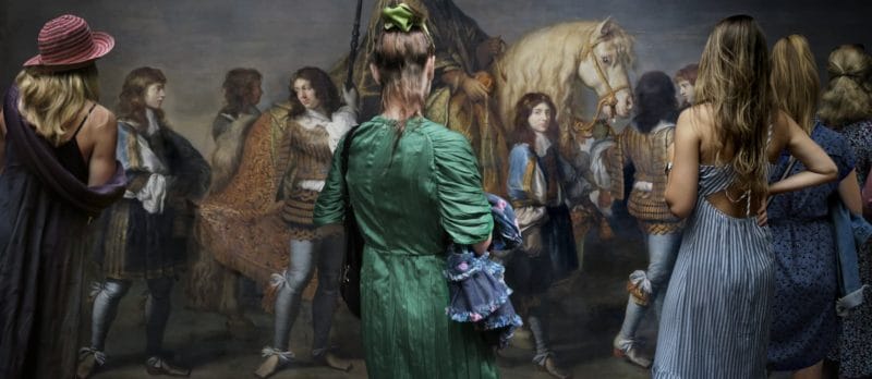 Museal Michel Gantner femme robe verte regarde peinture 