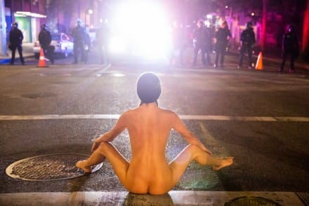 naked athena devant policiers