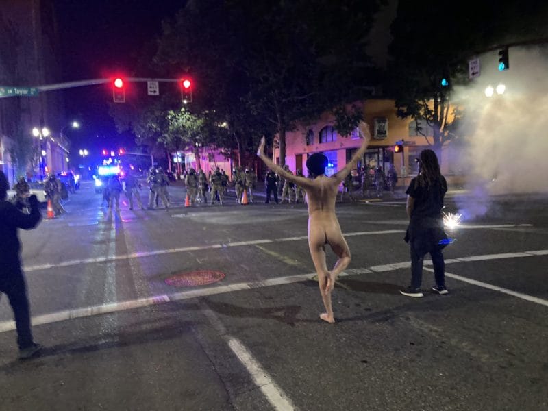 femme nue naked athena manifestation portland policiers pose yoga 