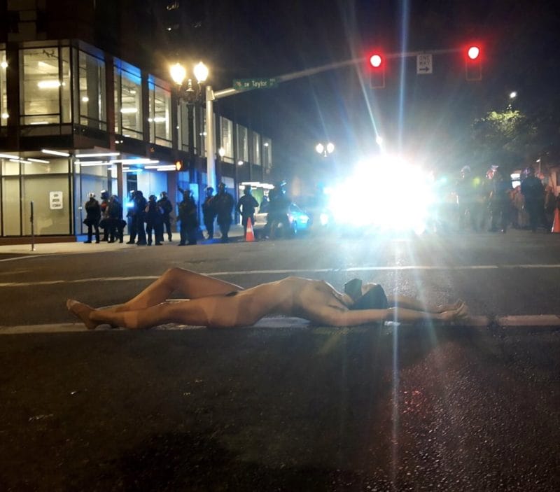 femme nue naked athena manifestation portland policiers allongée sol policiers 