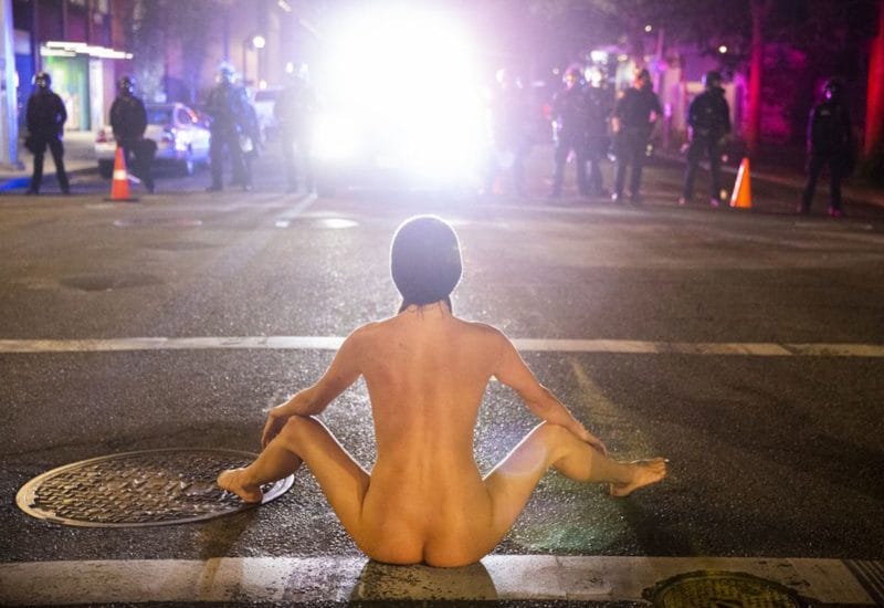 femme nue naked athena manifestation portland policiers montre sexe policiers 