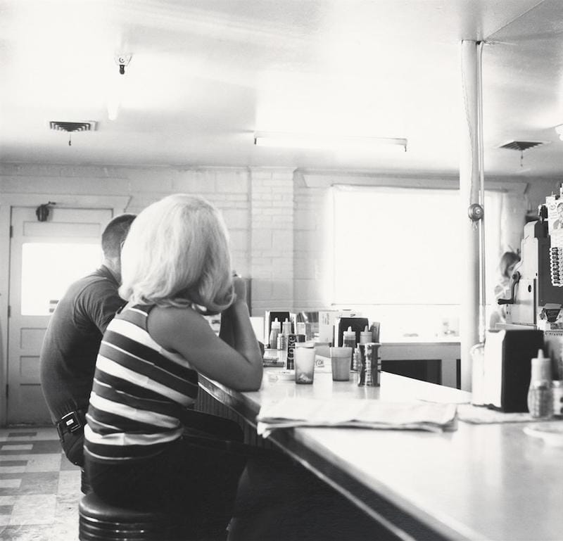 femme bar colorado photo Robert Adams noir et blanc vêtement rayé 