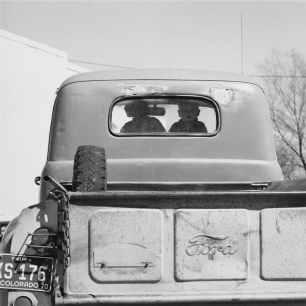 tracteur enfant regarde par vitre arrière photographe roue fora marque voiture 