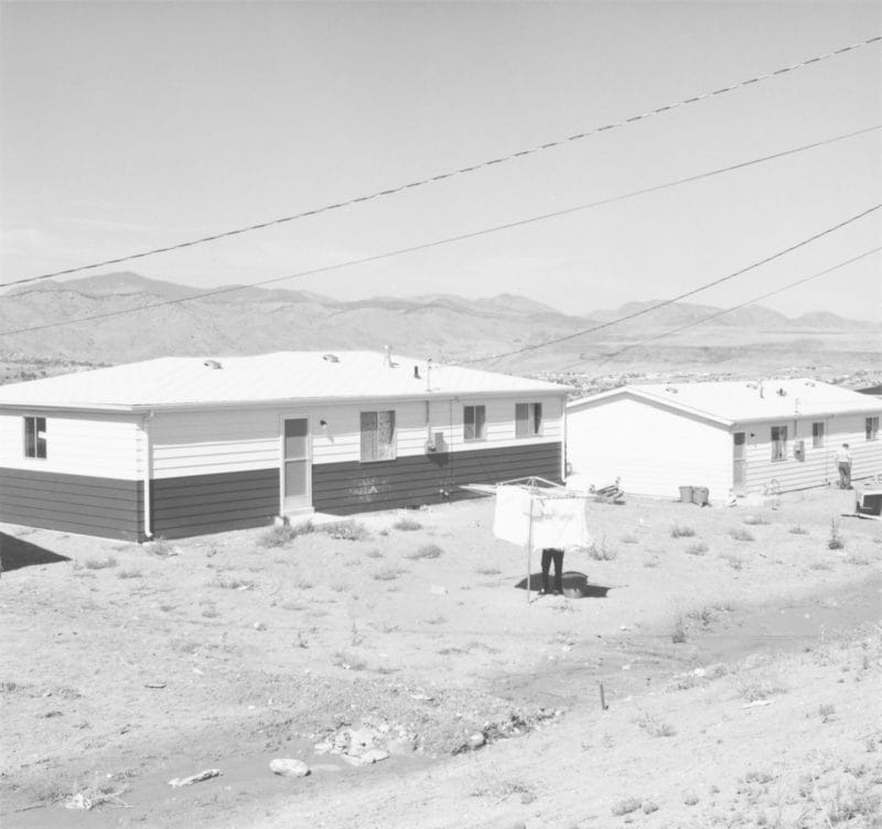maisons désert Amérique blanche étendoir personne photographie pilones électriques 