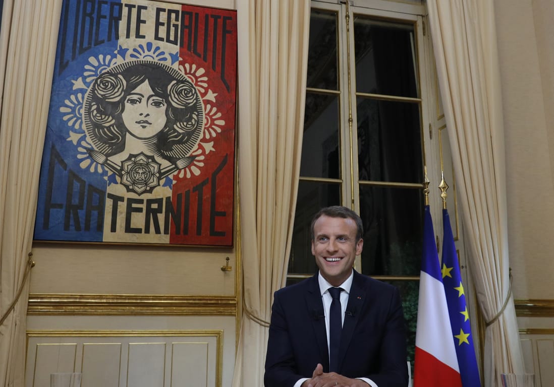 Emmanuel Macron tableau fraternité bureau elysée par obey alias Shepard Fairey