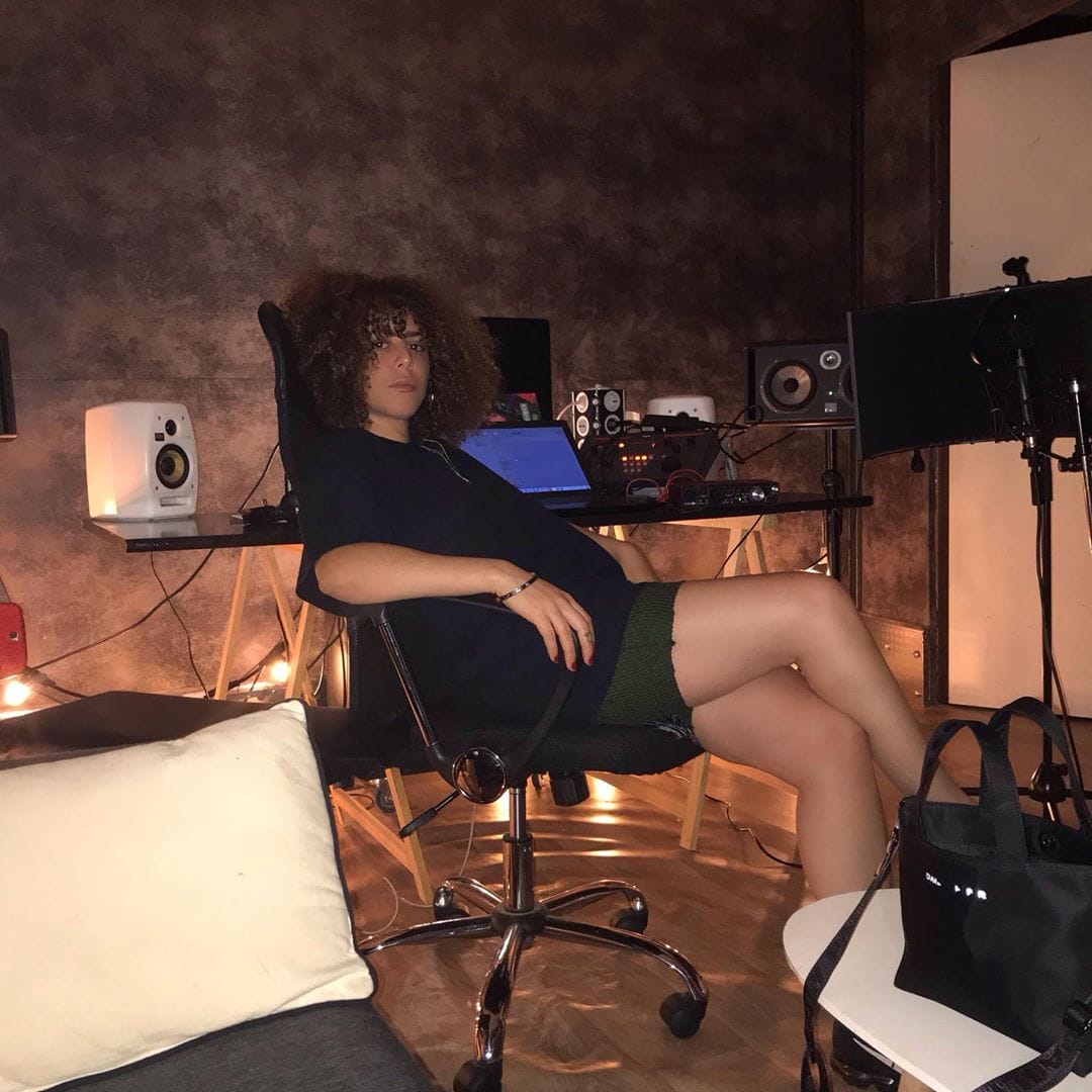 Sabrina Bellaouel studio assise sur chaise enregistre EP We Don't Have To Be Enemies 