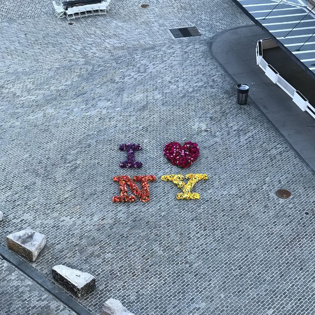 I love New York lettrage Lewis Miller coeur rouge jaune rouge violet par terre trottoir 