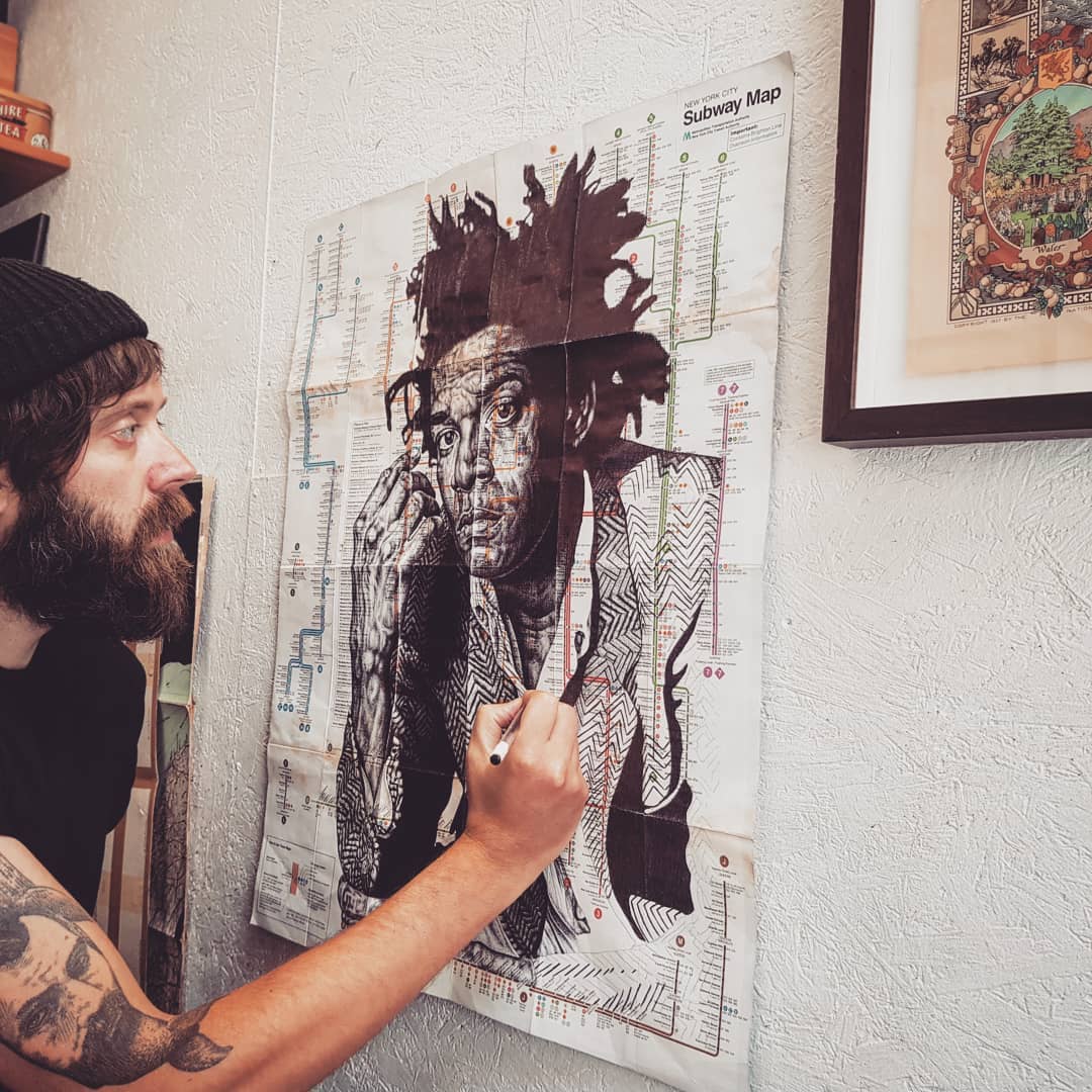 Mark Powell regarde son dessin Basquiat carte métro 