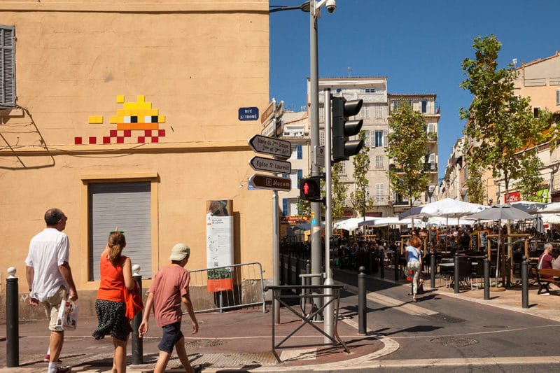 touristes pointe doigt méduse orange rouge jaune yeux marché Marseille 
