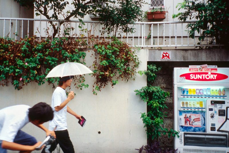 pixels rouges suntory tokyo personne parapluie 