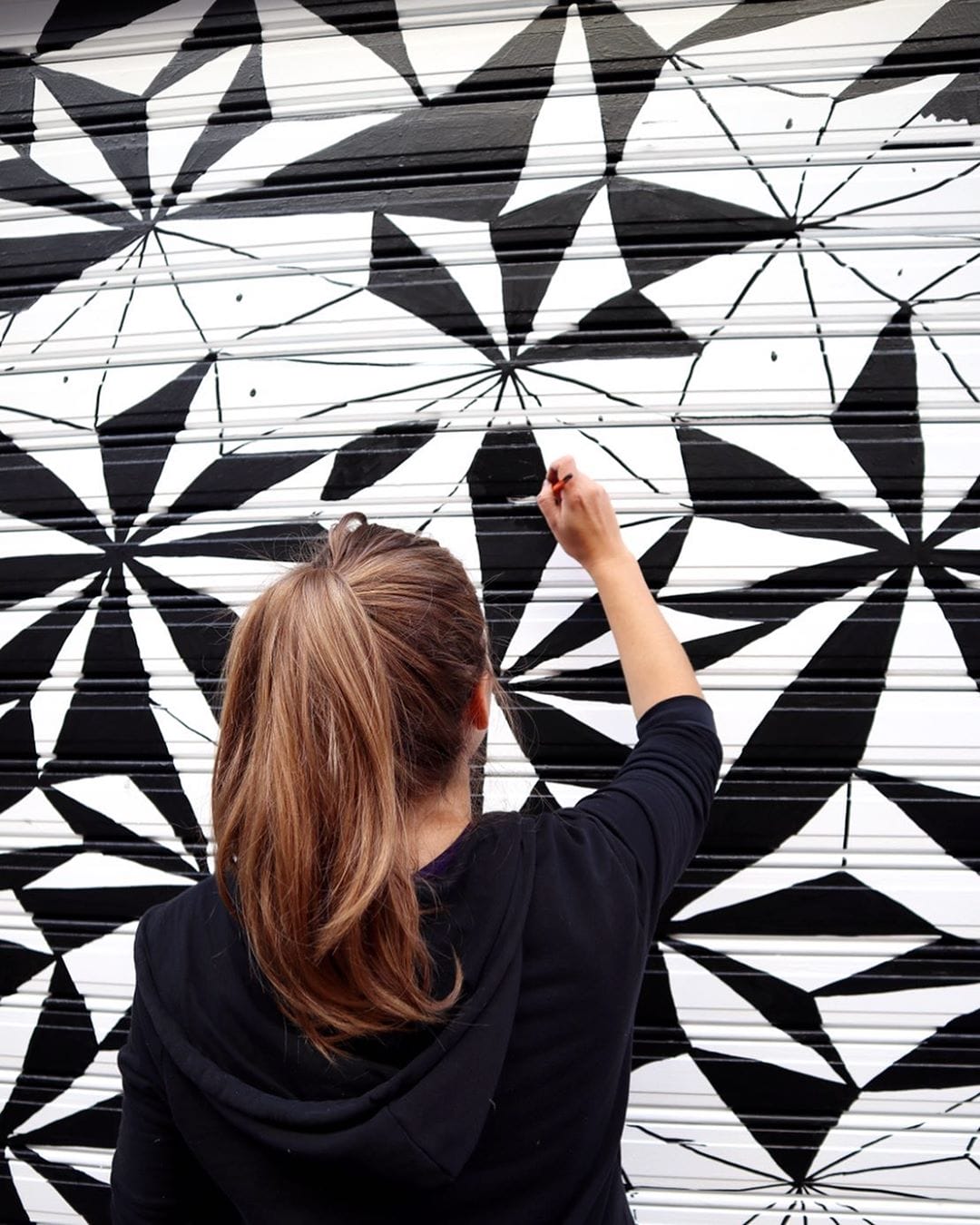 Tanya Heidrich stillonoir peint garage porte forme géométriques 