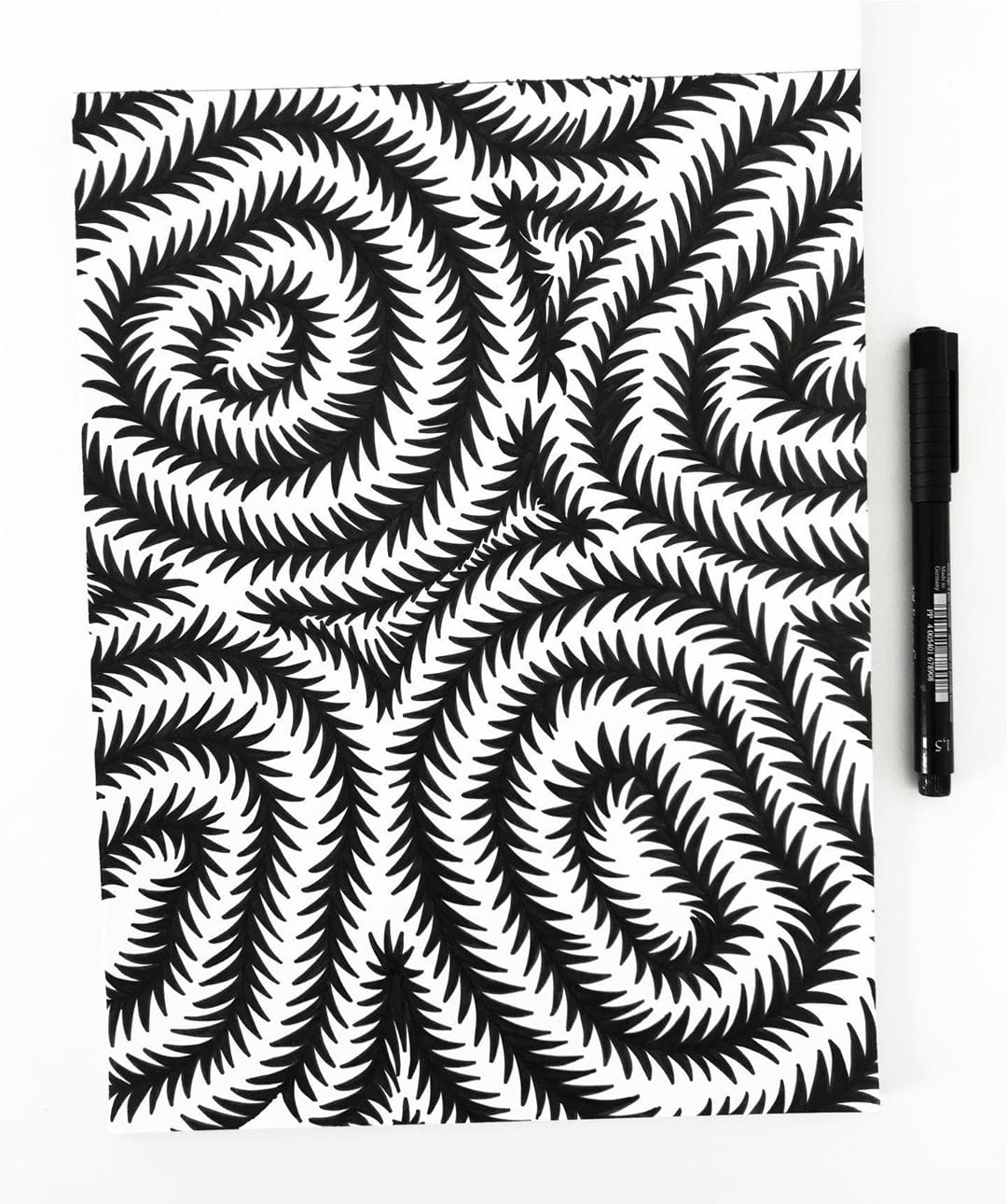 dessin hypnotique noir et blanc barbelés forme feutre 