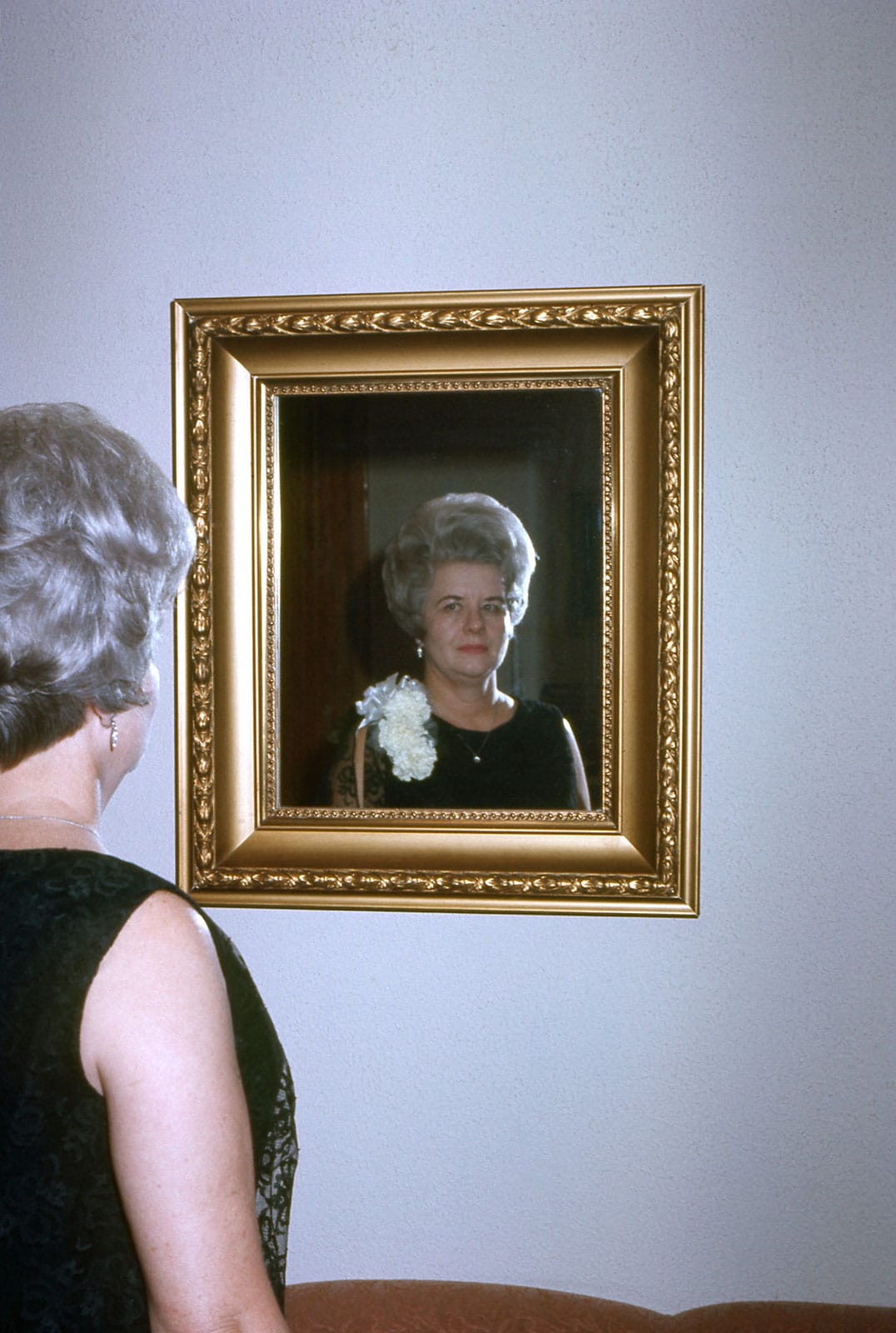 femme cheveux blanc reflet miroir tableau 