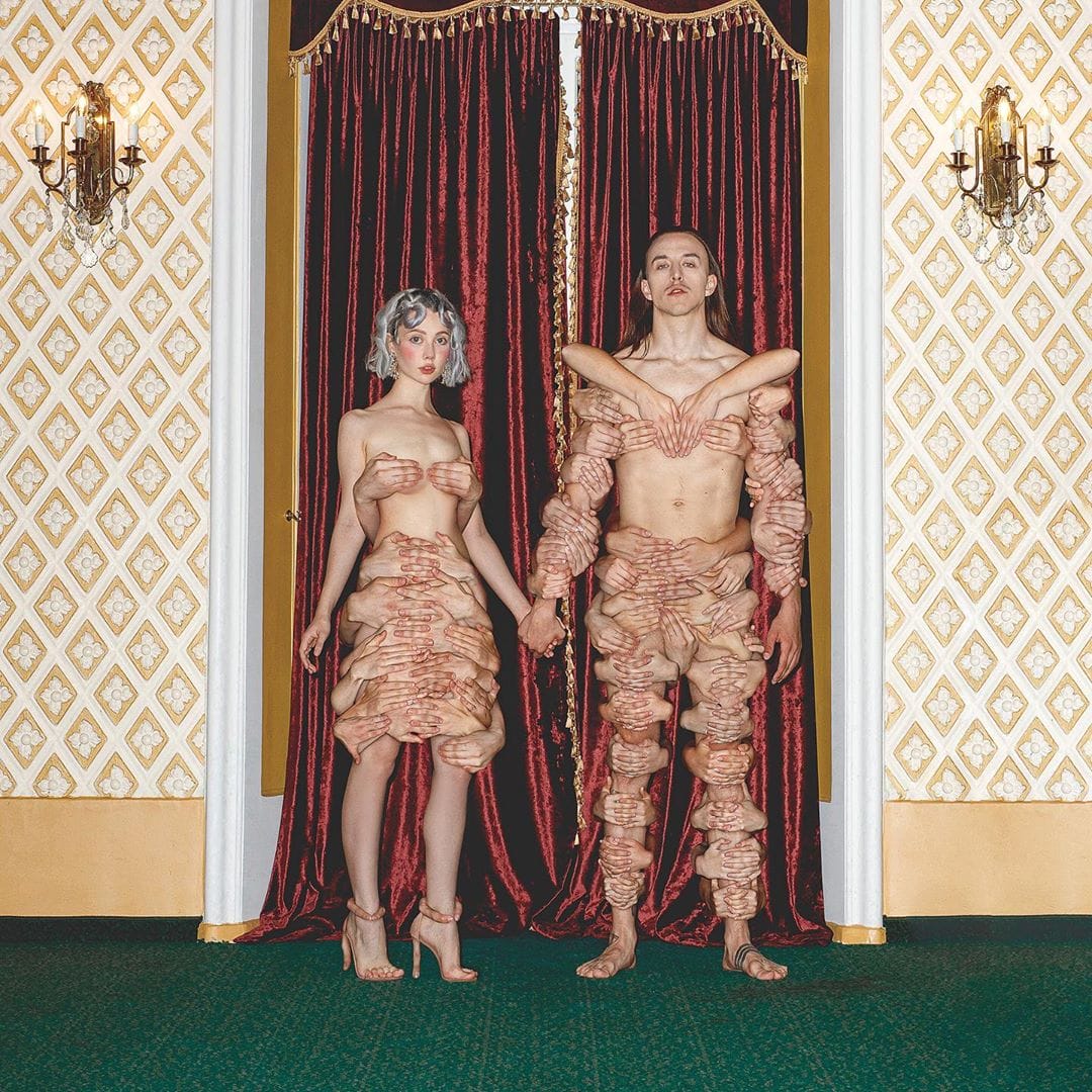 femme et Tommy Cash nus mains couvrent parties intimes salle velours tapisseries  