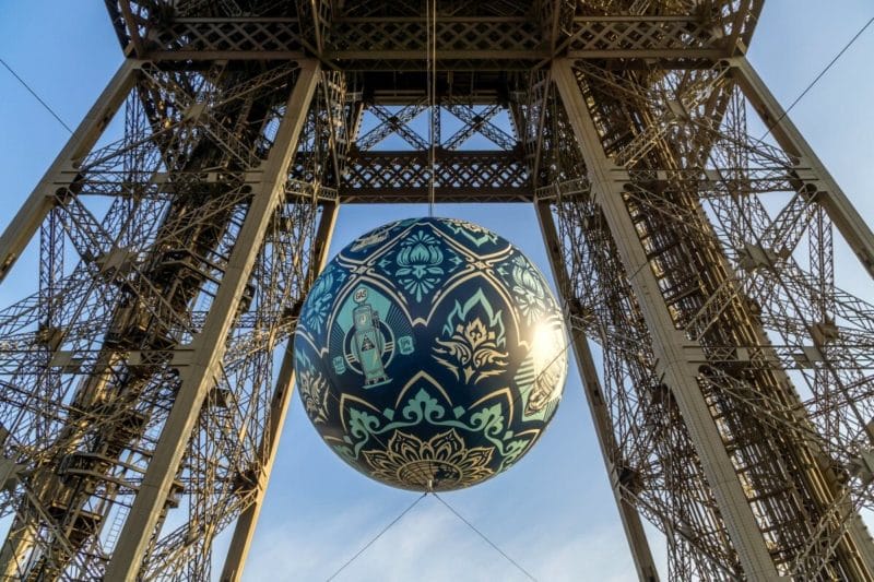 ballon terre cop 21 tour Eiffel accroché 