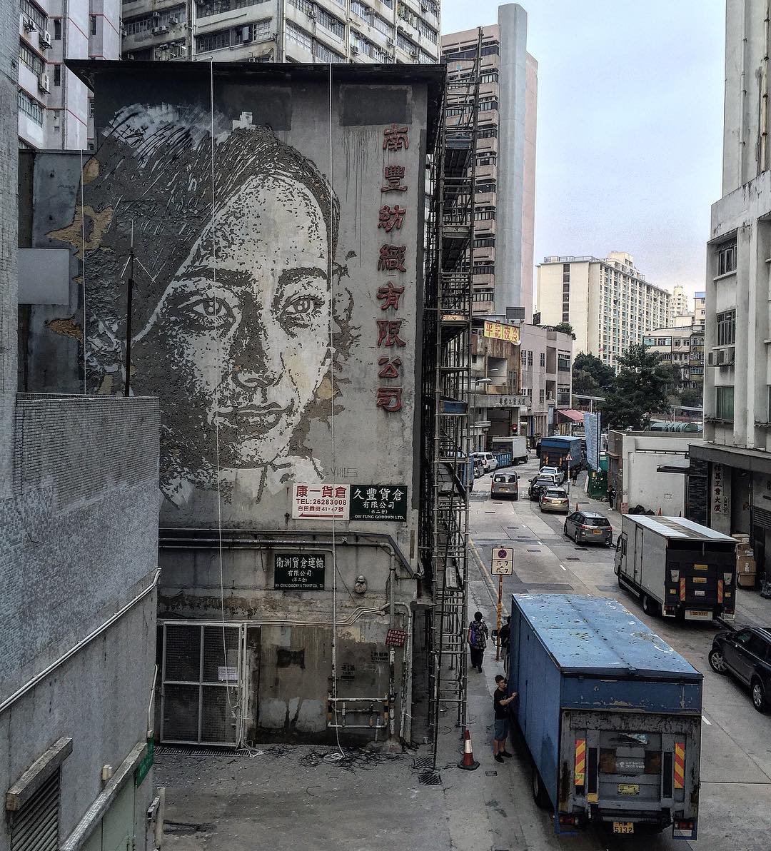 femme gravure Shanghai voiture façade immeuble par Vhils