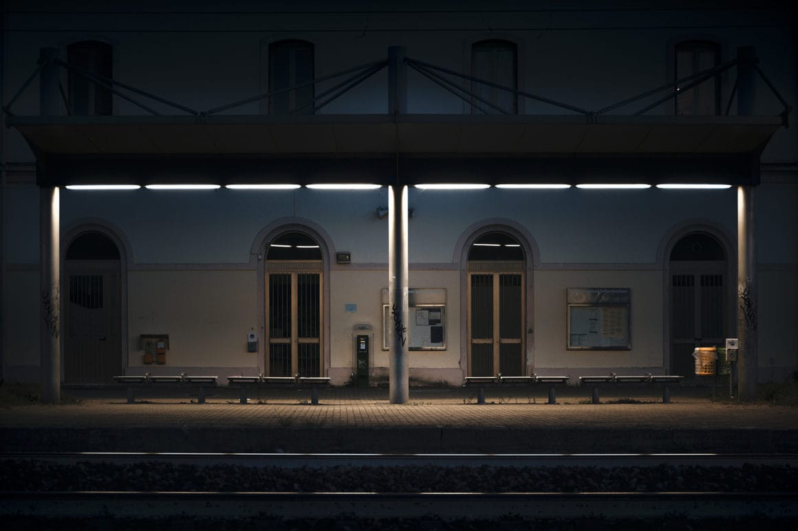  gare dans la nuit par Gianluca Attoli