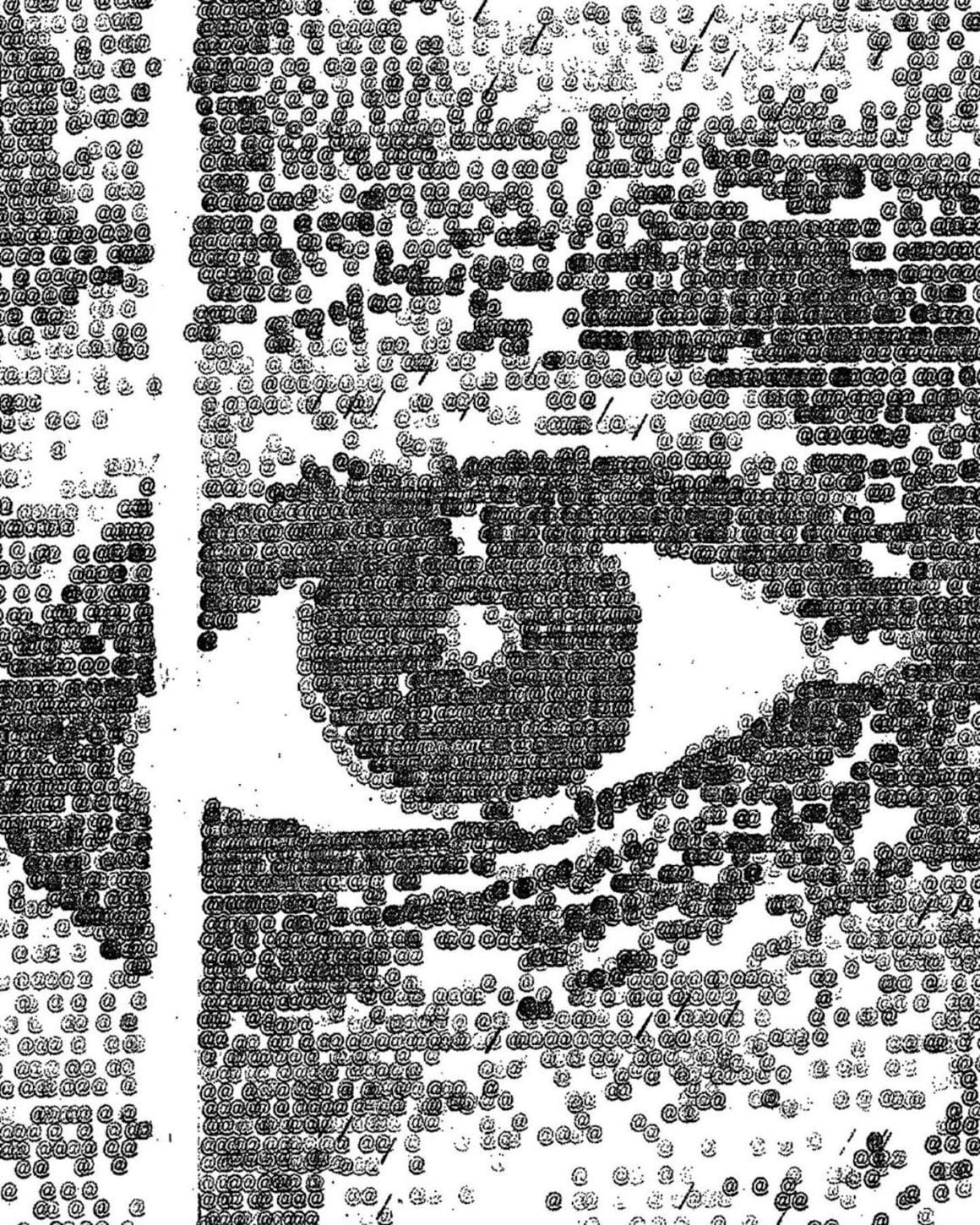 Détail d'un œil réalisé par James Cook sur une machine à écrire
