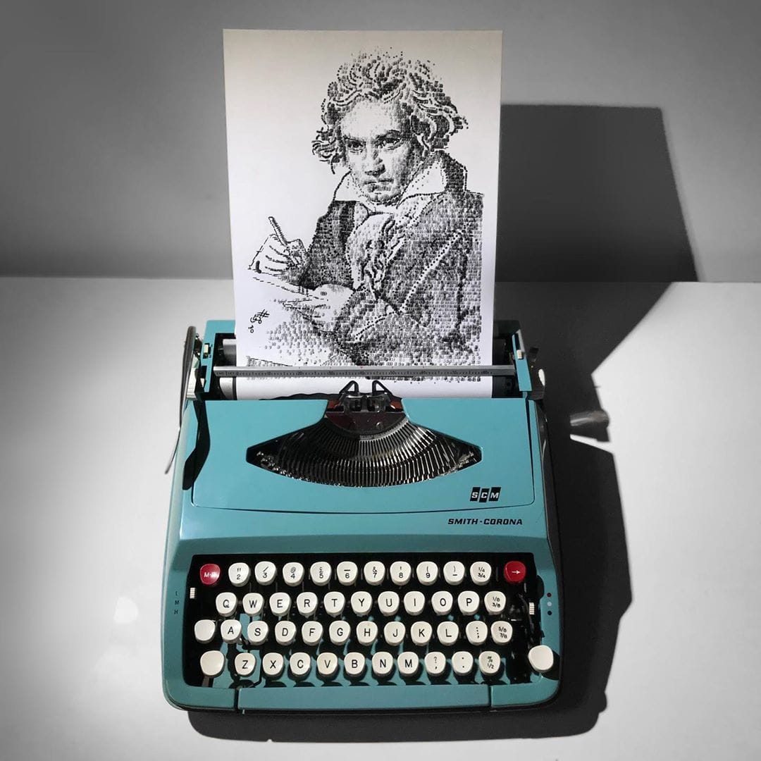 Le compositeur Ludwig Van Beethoven sortant de la machine à écrire turquoise de l'artiste James Cook