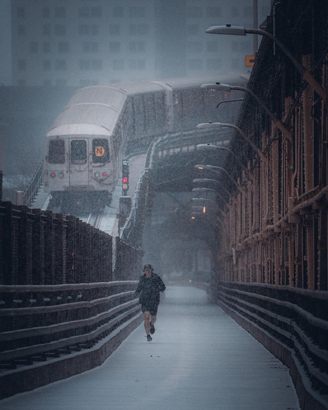 Nick Miller New York sous la neige, tramway et coureur 