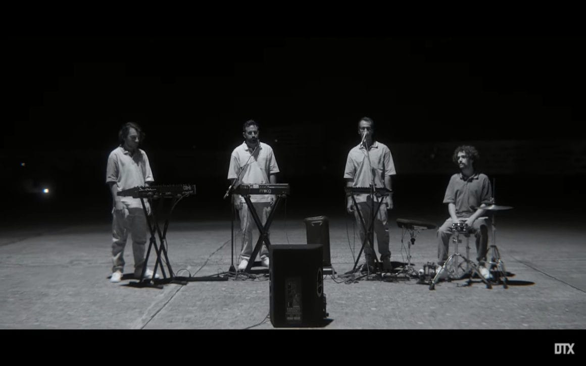 Les musiciens Gui Salgueiro, Gui Tomé Ribeiro, Luis Clara Gomes, Diogo Sousa dans Running in the dark, le dernier clip de Moullinex