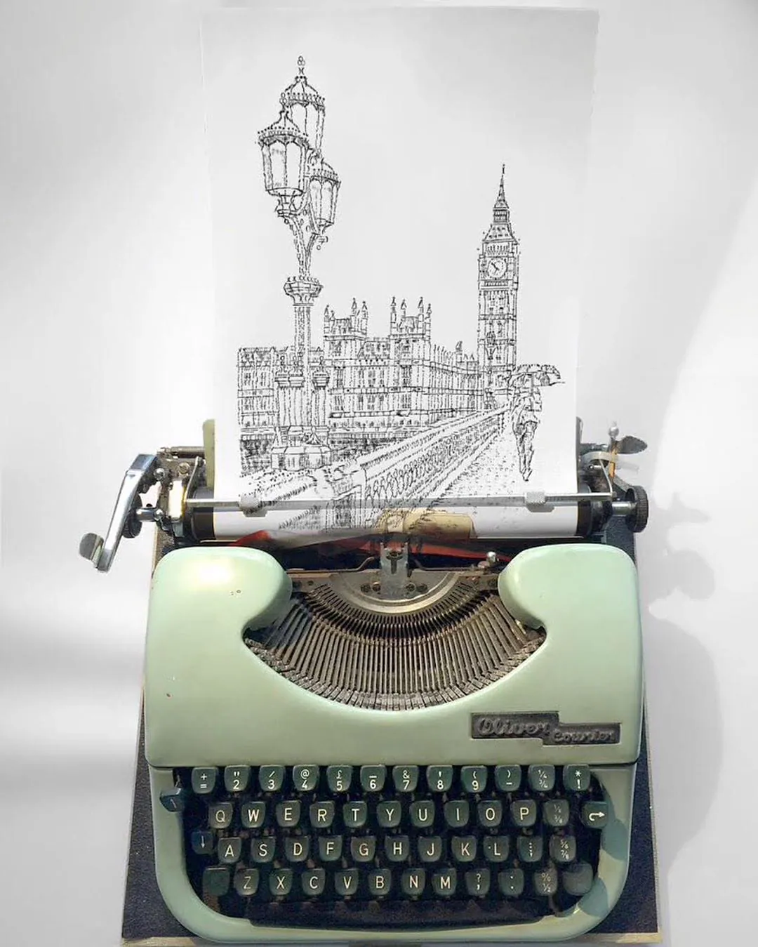 L'artiste James Cook dessine en tapant sur sa machine à écrire