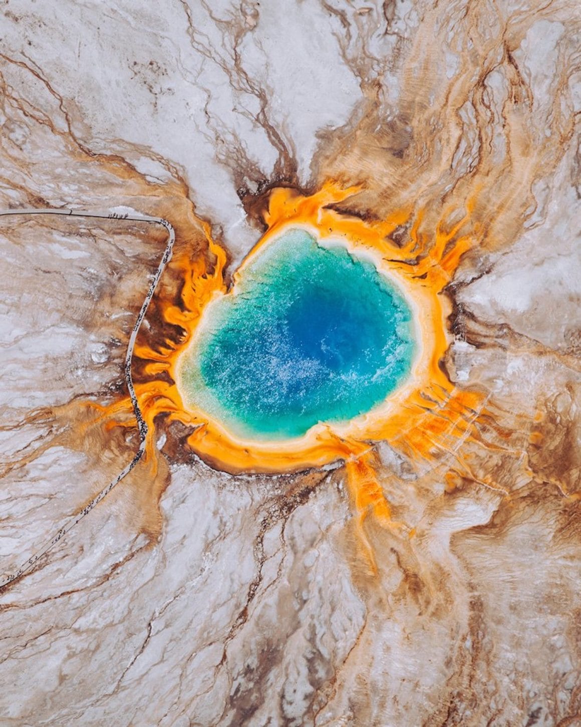 Photo aérienne de Chris Leipelt de la source chaude du Grand Prismatic Spring aux Etats-Unis, un site classé au patrimoine mondial de l'UNESCO