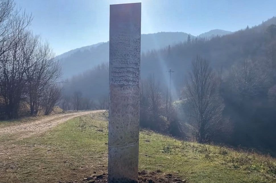 Un monolithe mystérieux trouvé à proximité en Roumanie, à proximité de la forteresse de Petrodava Dacian