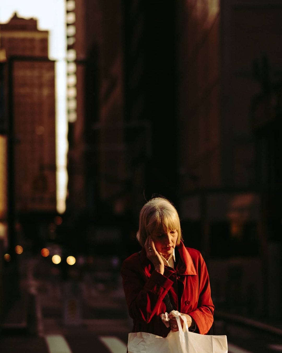 Une femme seule au milieu de la frénésie urbaine capturée par le photographe Joshua K. Jackson