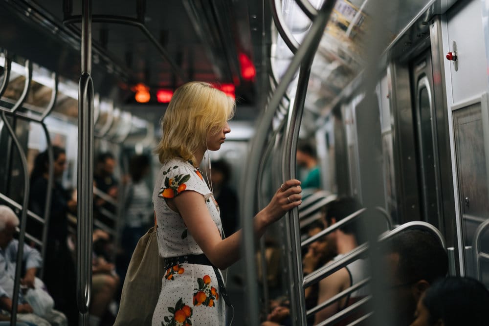 Une jeune femme perdue dans ses pensées dans le métro, prise en photo par Joshua K. Jackson