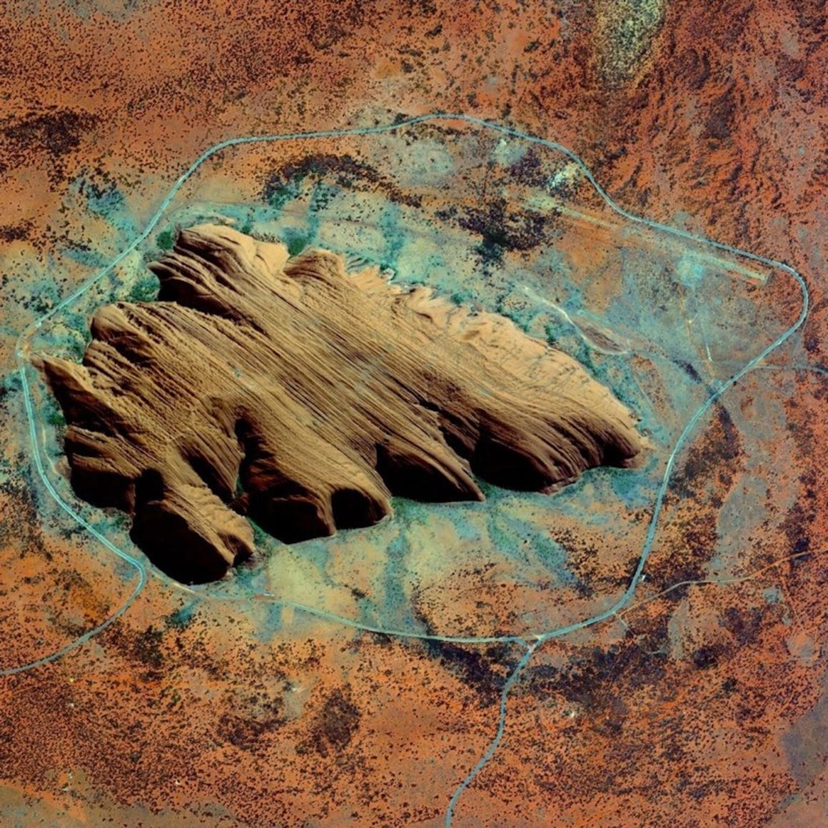 Le Mont Uluru, en Australie, survolé et capturé par Maxar Technologie