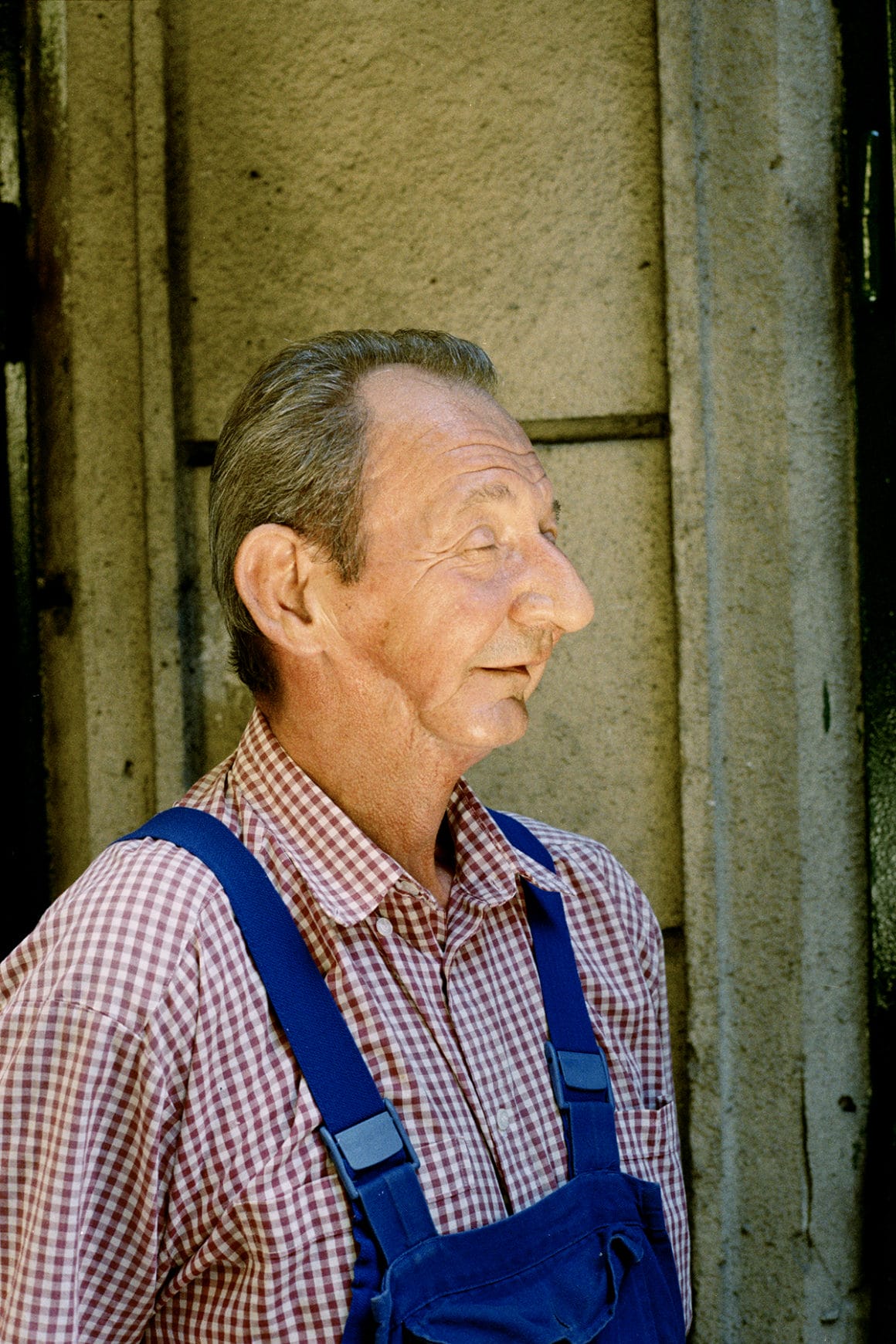 Photographie en couleur d'un homme hongrois par Andi Galdi Vinko pour la série Homesickland