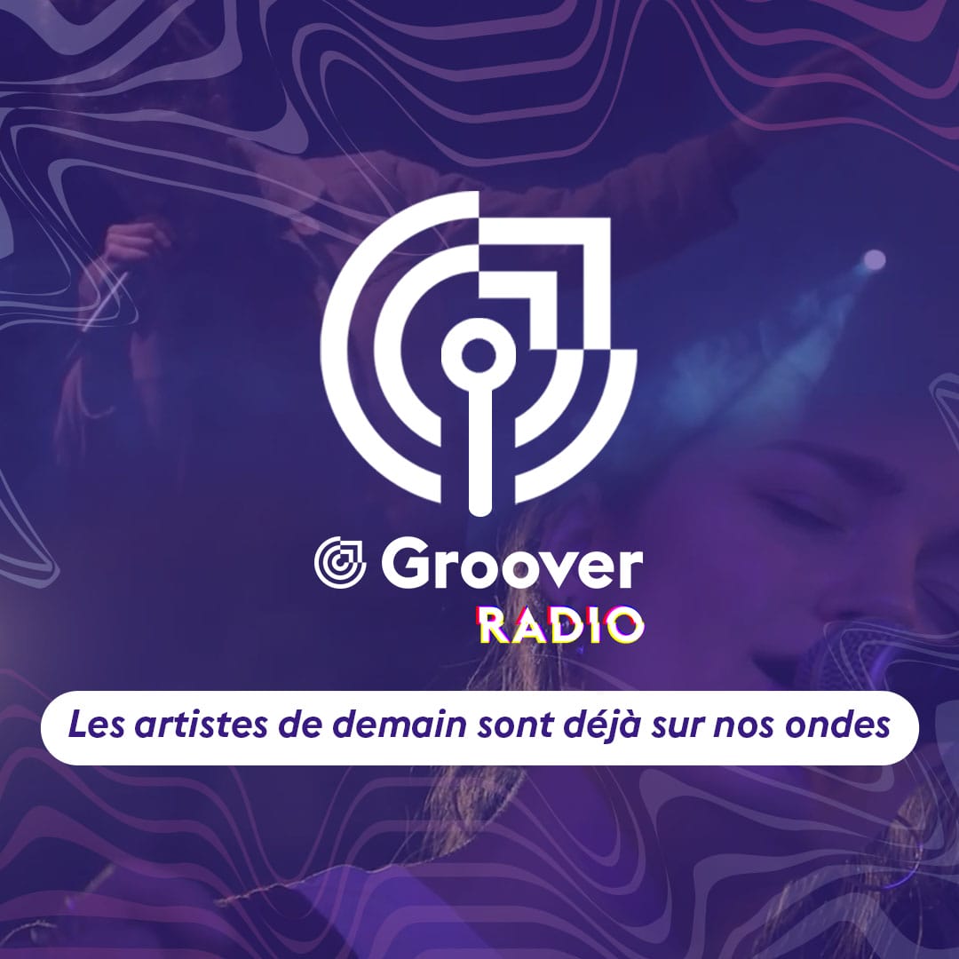Sur fond violet, le logo de Groover Radio