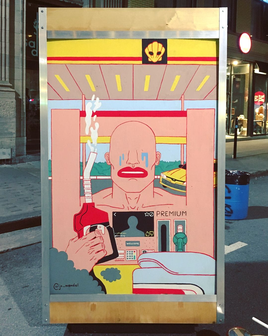 Photographie de l'illustration de Jo Mendel : décor d'un distributeur d'essence sur lequel un homme sans yeux pleure