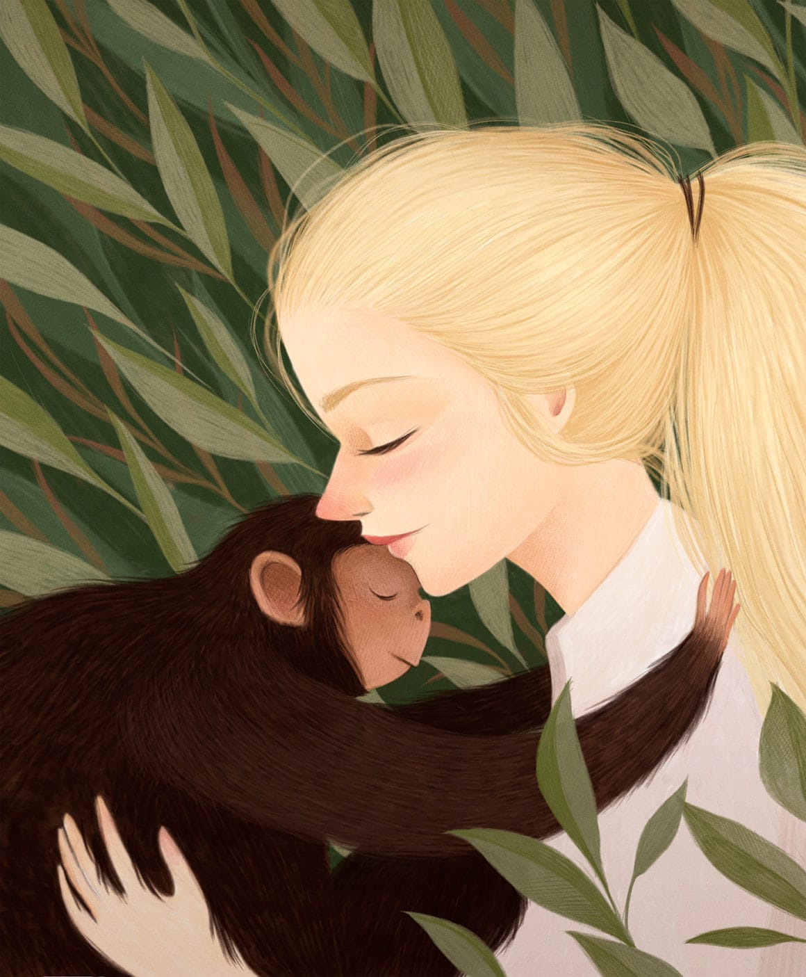 Jeune femme blonde et à la peau très claire qui serre contre elle un petit singe brun devant un fond de feuillage.
