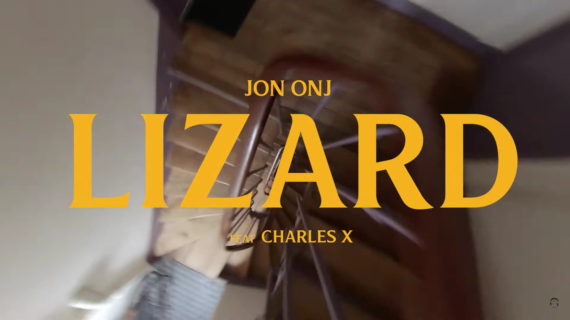Screen du clip Lizard, titre et escaliers qui tourbillonnent