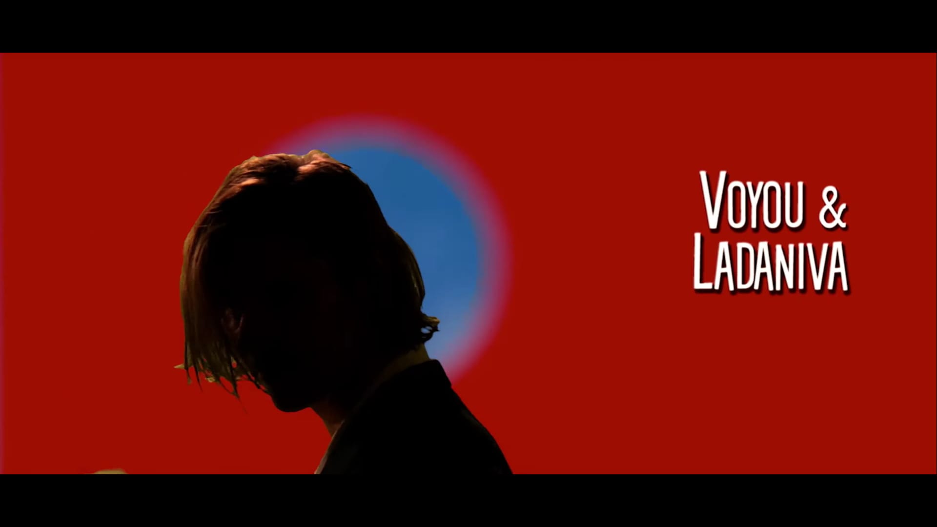 La silhouette de Voyou se détache du fond rouge sur lequel est inscrit "Voyou & Ladaniva"