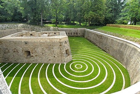 Spirale infinie entre les murs d'un ancien château