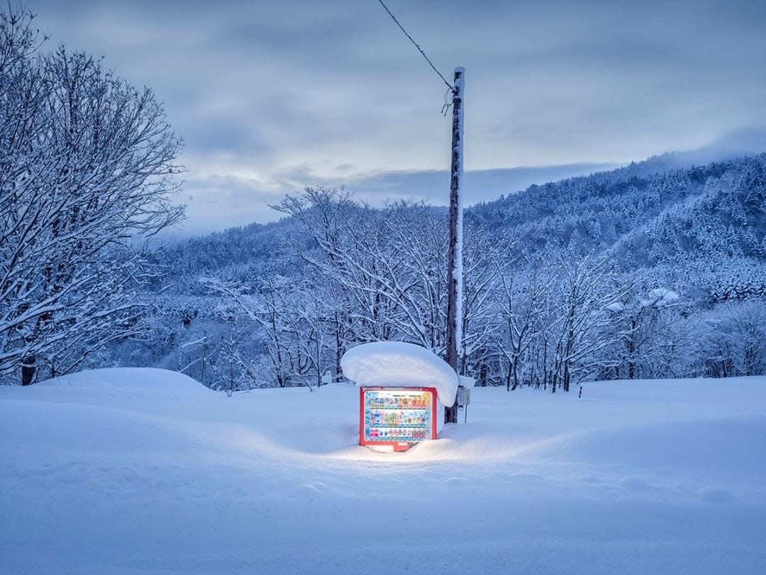 Dans la campagne nippone, un distributeur est enseveli sous la neige