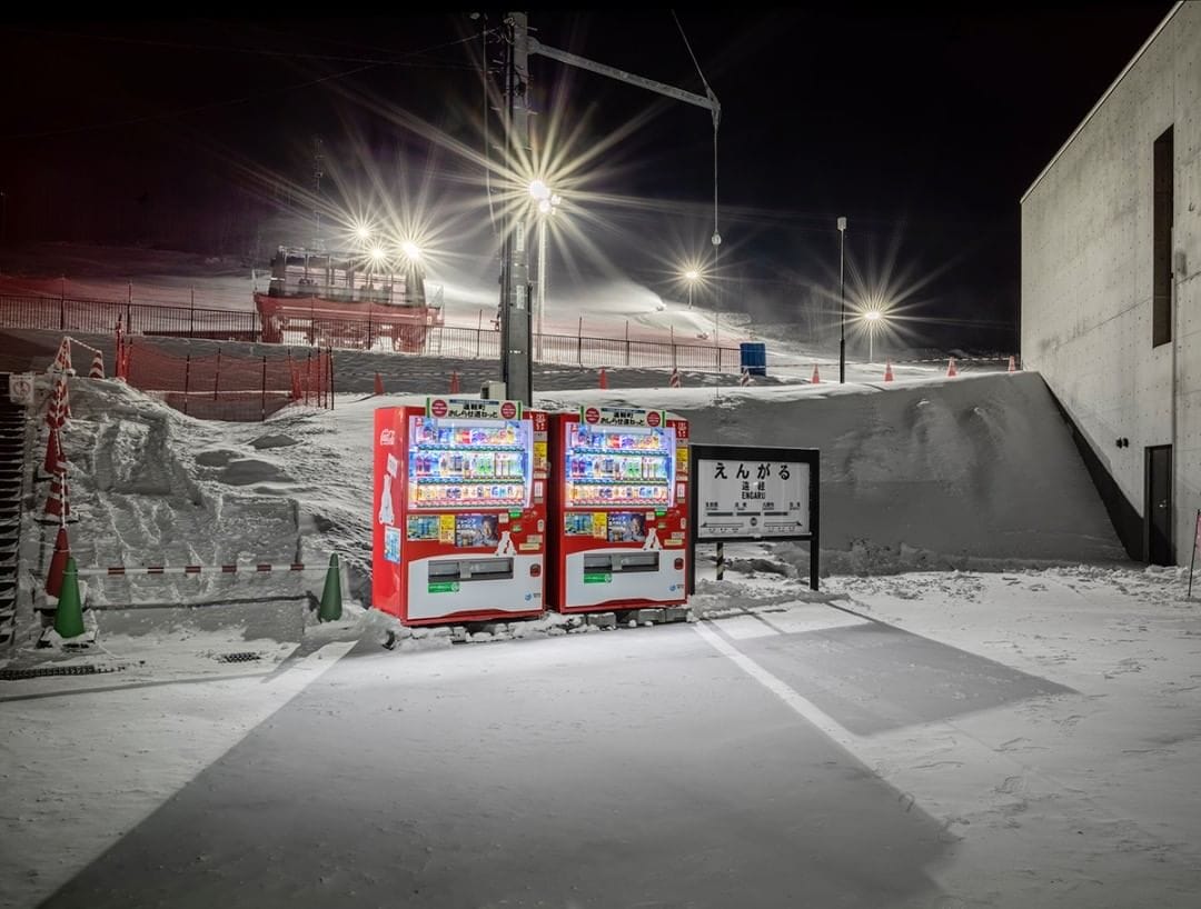 Deux distributeurs sont l'un à côté de l'autre sur un sol couverte de neige