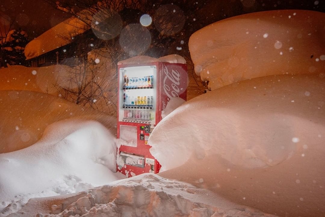 Photographie de Eiji Ohashi d'un distributeur coincé par la neige