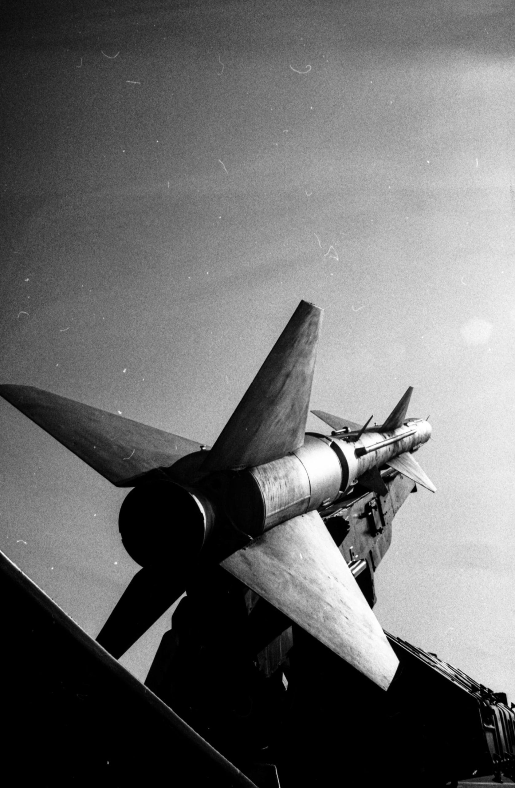 Photographie en noir et blanc, gros plan sur un missile