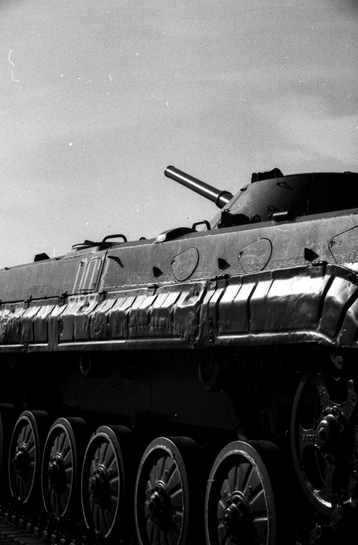 Photographie en noir et blanc d'un tank, par Luchino Gatti