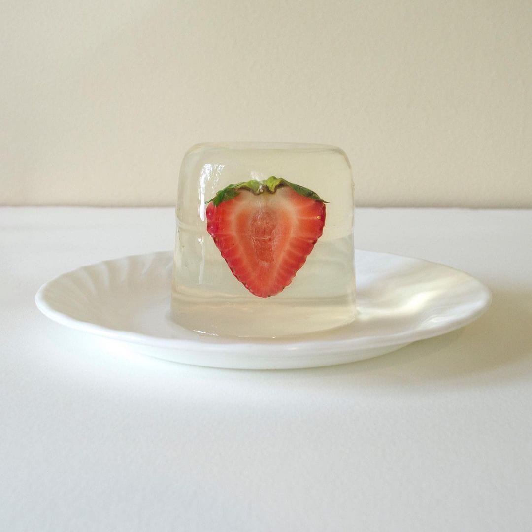 Photographie qui a servi de modèle à Katie Evans, une fraise dans de la gelée transparente